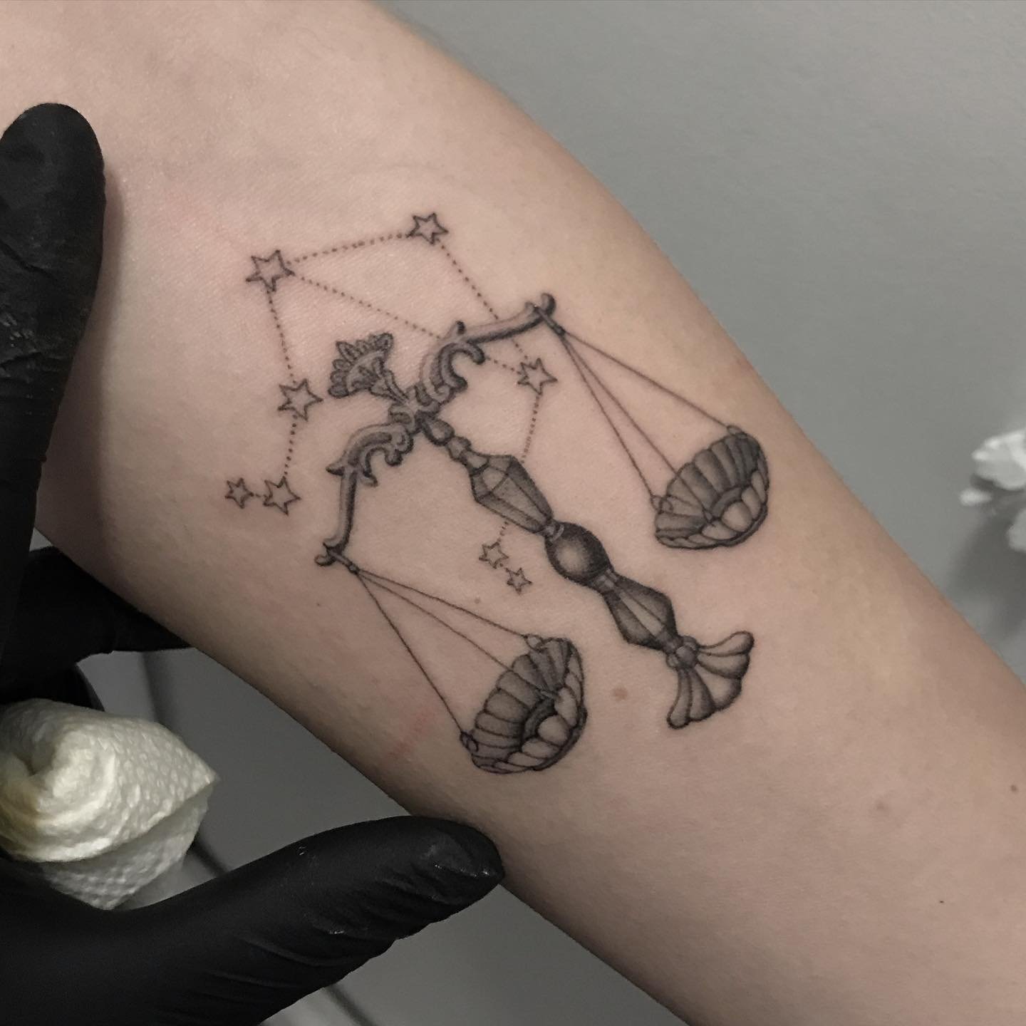 Tattoo Mit Dem Tierkreiszeichen Waage Symbolik Optimale Platzierung