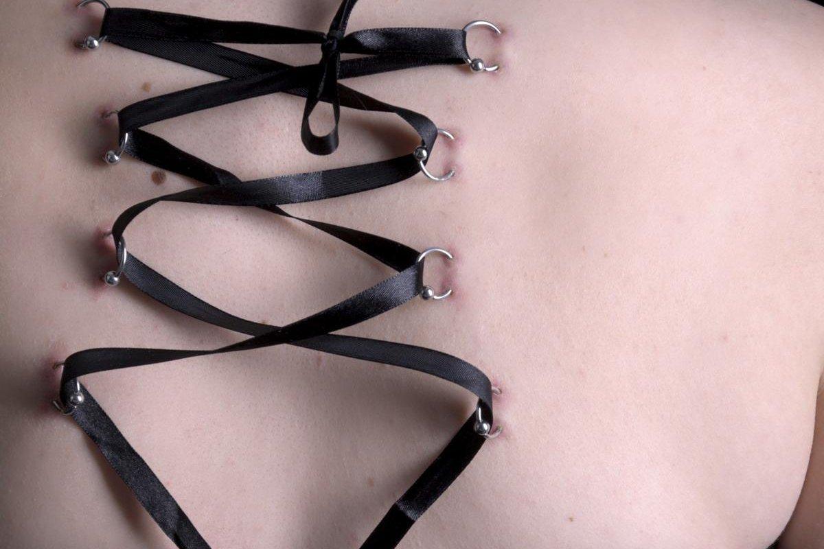 Rückenpiercing