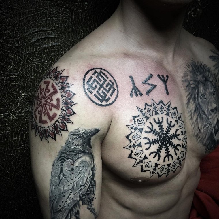 Vegvisir Tattoo Schulter