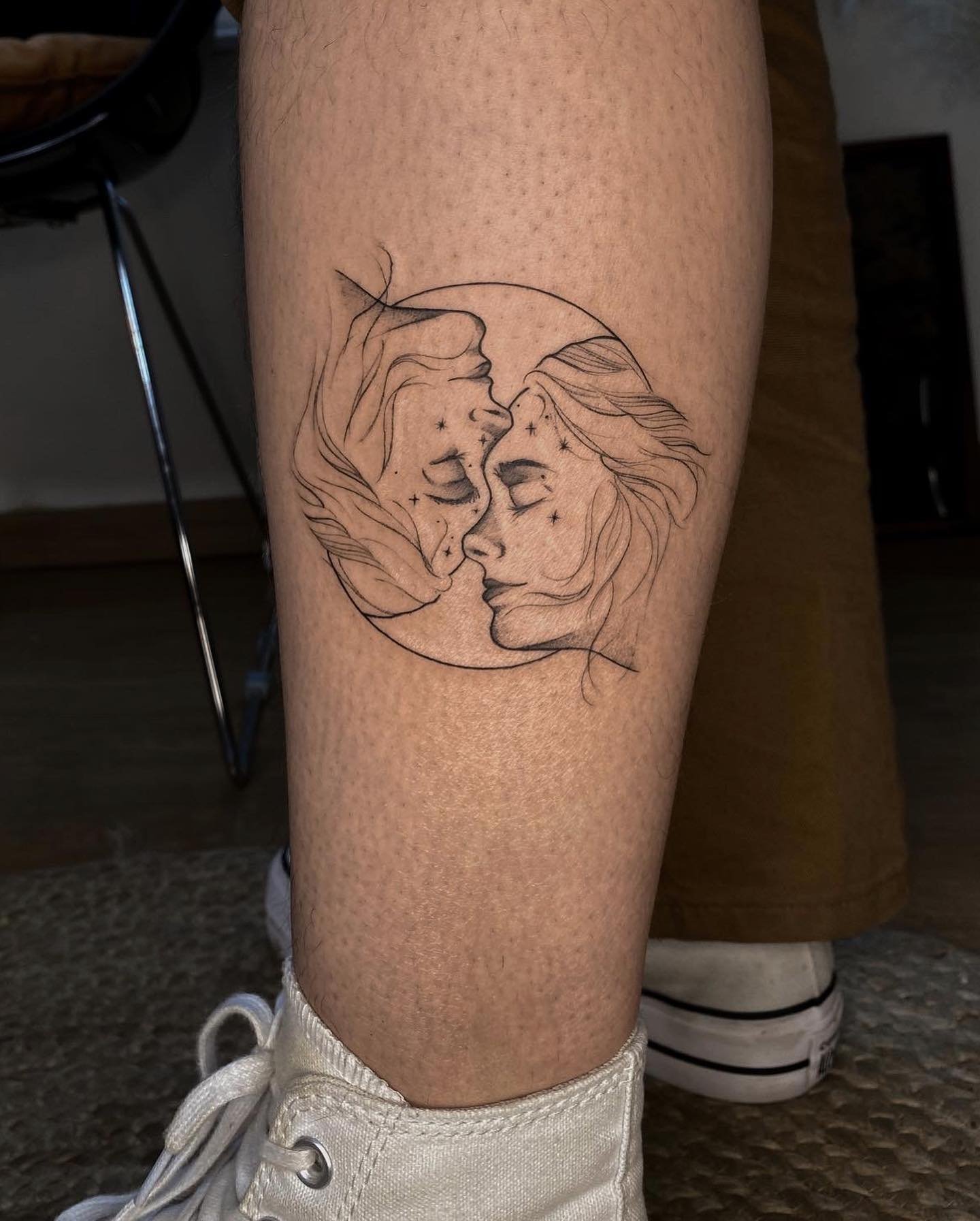 Tattoo mit dem Sternzeichen Zwillinge Ästhetischer Körperschmuck mit