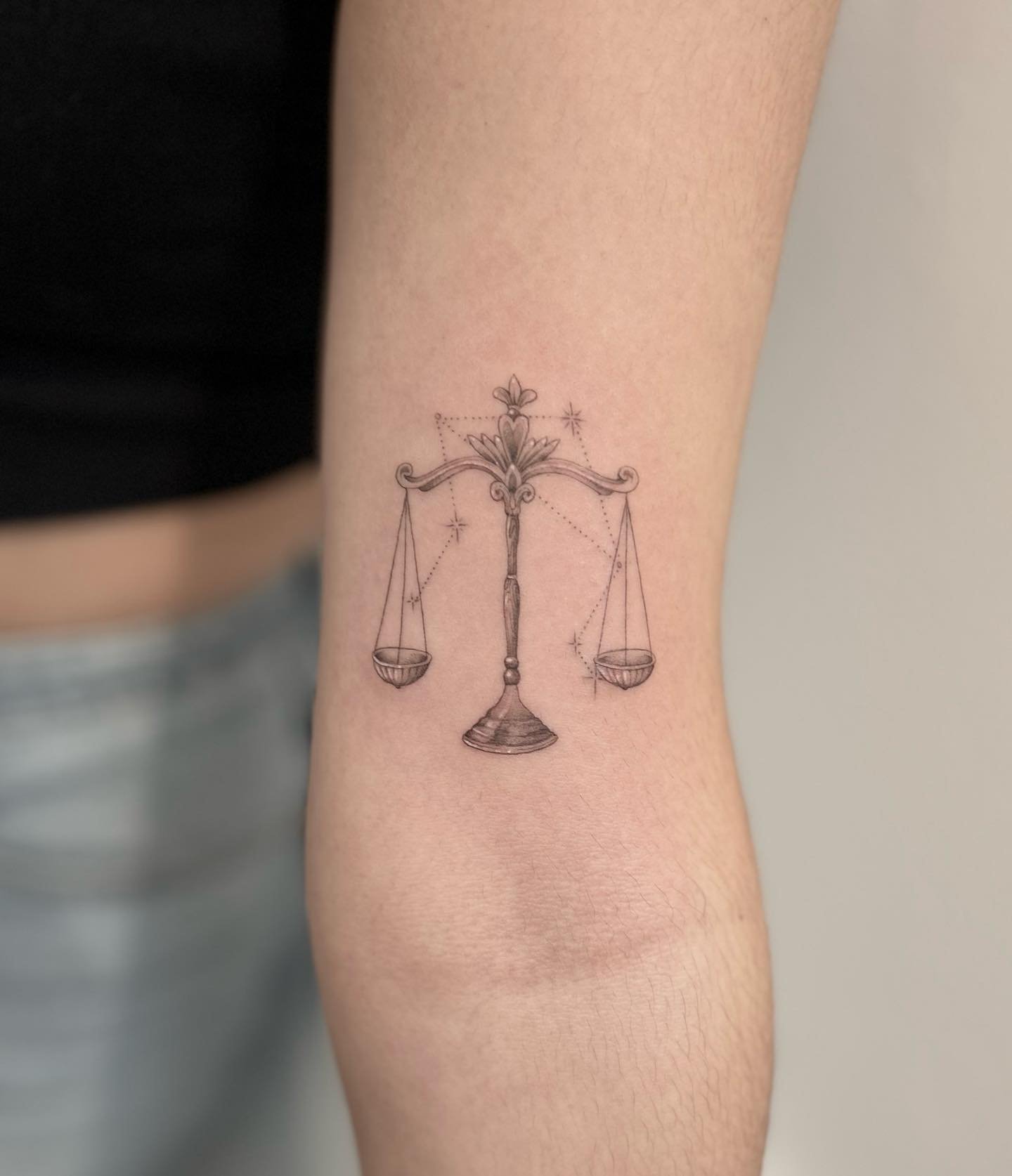 Tattoo mit dem Tierkreiszeichen Waage: Symbolik, optimale Platzierung und  interessante Ideen - VeAn Germany