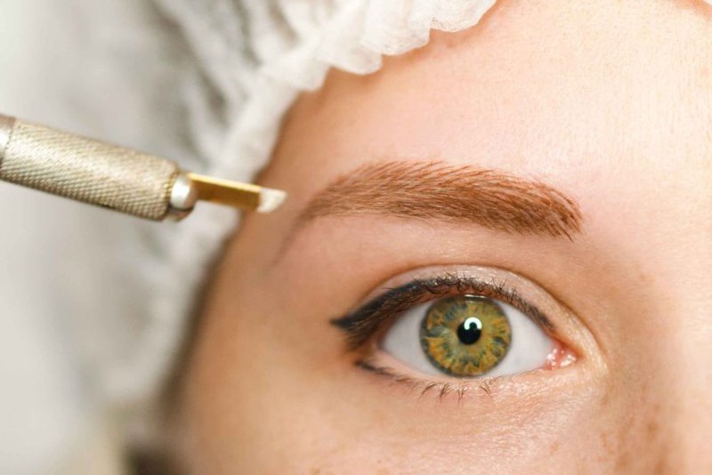 Augenbrauen Tatouage mit Hilfe von Strichen