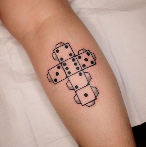 27+ Würfel Tattoos für Männer und Frauen VorlagenIdeen & Bedeutung