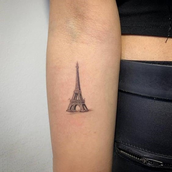 25+ Beste Eiffelturm TattooDesigns für Männer und Frauen Bedeutung