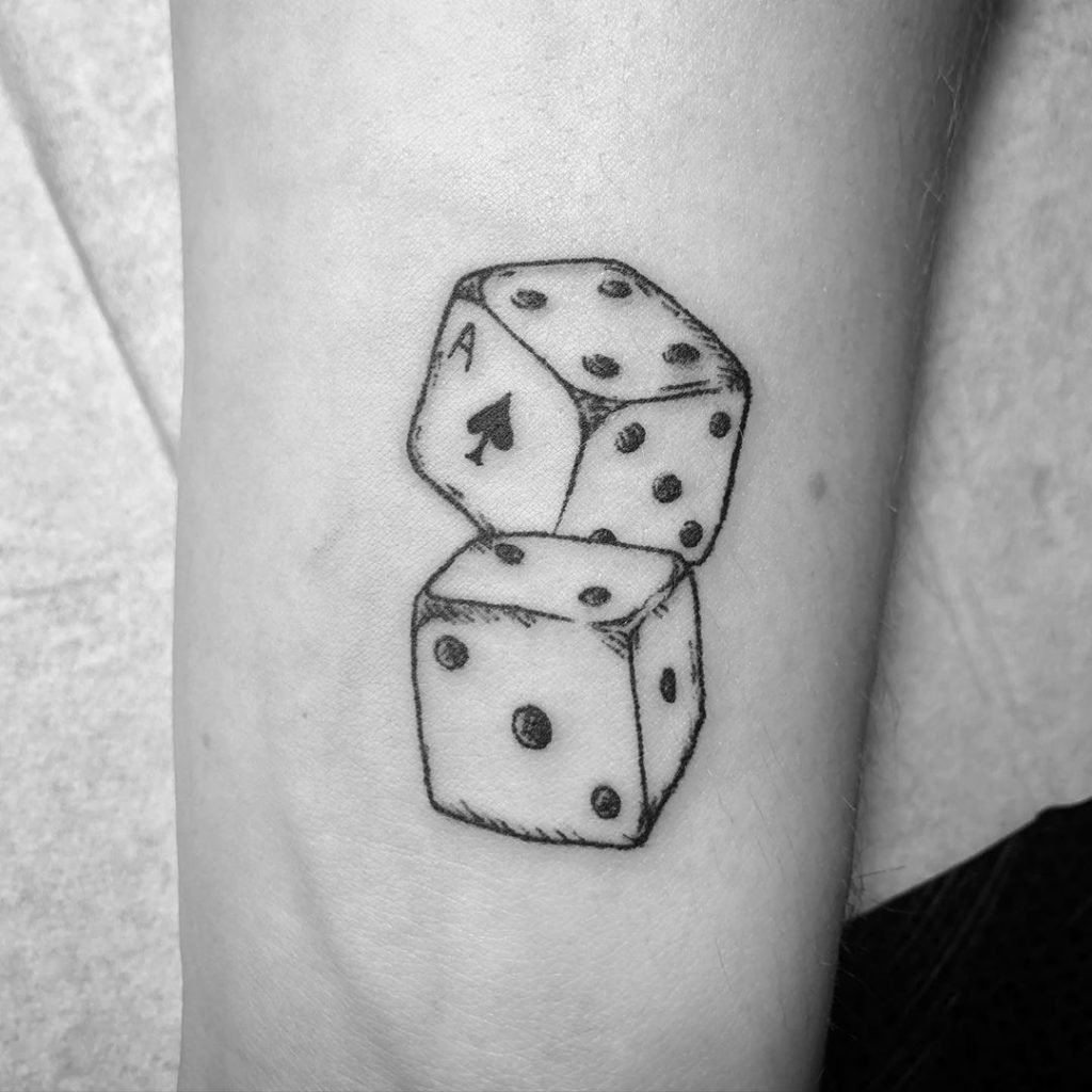 27+ Würfel Tattoos für Männer und Frauen VorlagenIdeen & Bedeutung
