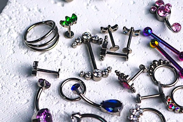 Anodisiertes Piercing-Schmuck