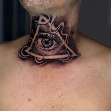 Om Tattoo auf der Seite des Halses