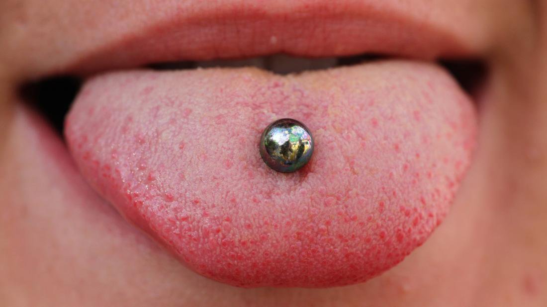 Zungen piercing Namen & Wie Schmerzhaft & Pflege & Arten von Schmuckstücken. VeAn Germany