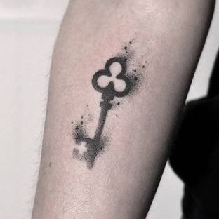 27+ Schlüssel Tattoos für Männer und Frauen Bedeutung & VorlagenIdeen