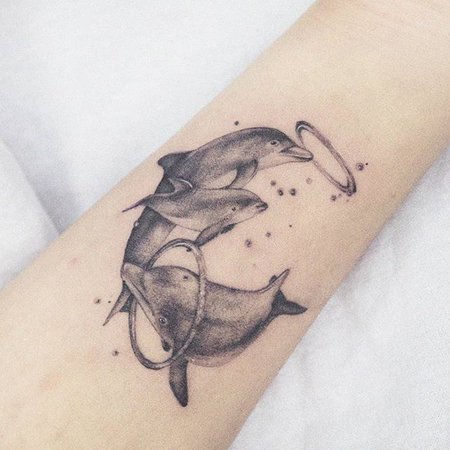 27+ Schöne Delfin Tattoos für Männer und Frauen: Bedeutung & Vorlagen