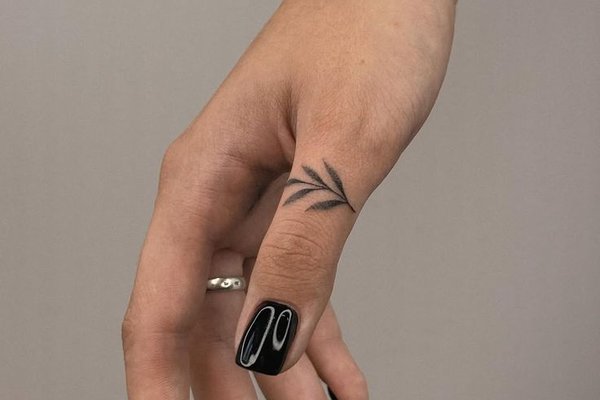 Fineline-Blume am Finger