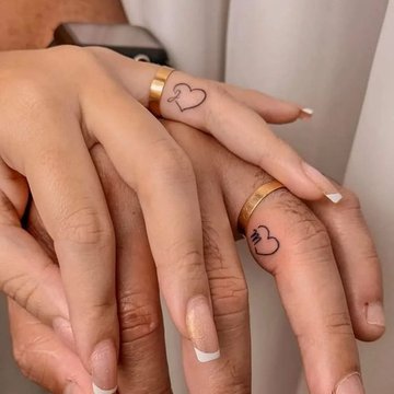 Herz-Tattoo auf dem Ringfinger