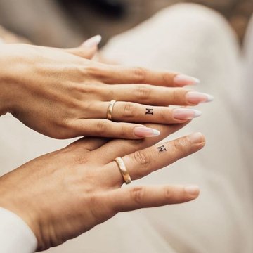 Buchstabentattoos auf Fingern