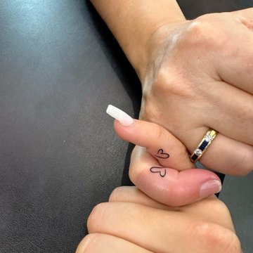 Herz-Tattoo auf dem Finger