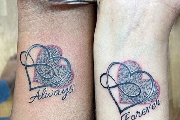 Tattoo mit Herz und Buchstabe für Paare auf dem Unterarm