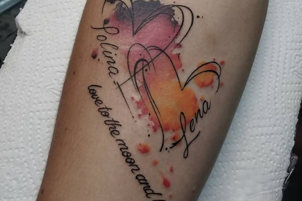 Tattoo Herz mit Buchstabe in Watercolor-Stil auf dem Arm