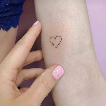 Tattoo Buchstabe mit Herz