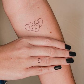 Tattoo Buchstabe mit Herz