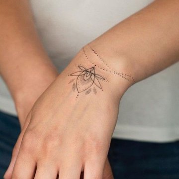 Fineline-Lotusblume am Handgelenk