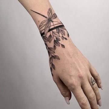 Handgelenk-Tattoo mit feiner Blumenranke