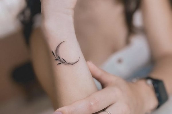 Dotwork-Stil Tattoo am Handgelenk