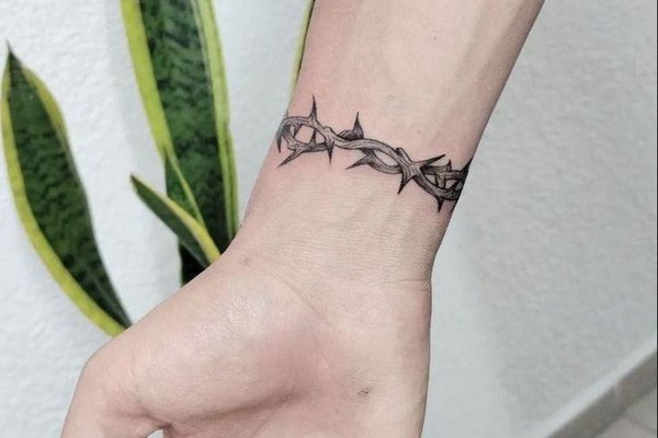 Tattoo-Kranz um das Handgelenk
