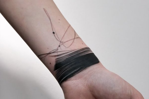 Tattoo-Kranz um das Handgelenk