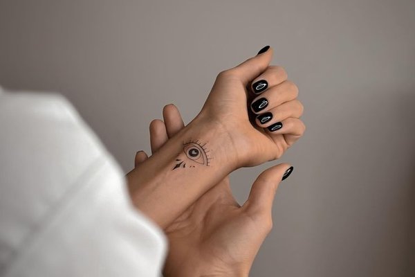 Tattoo am Innenhandgelenk bei einer Frau