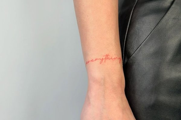 Schriftzug-Tattoo entlang des Handgelenks