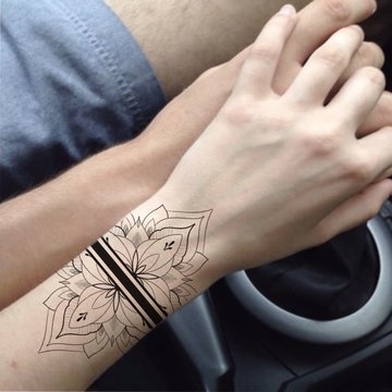 Geometrisches Mandala am Handgelenk