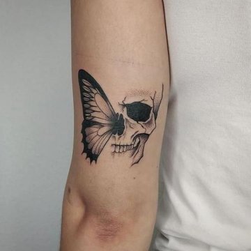 Abstraktes Tattoo: Totenkopf-Schmetterling