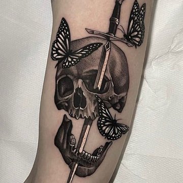 Dekoratives Brusttattoo: Schädel mit Schmetterlingsflügeln