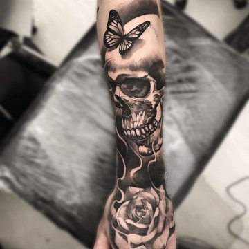 Schmetterling mit Totenkopf und Rosen als Tattoo-Motiv