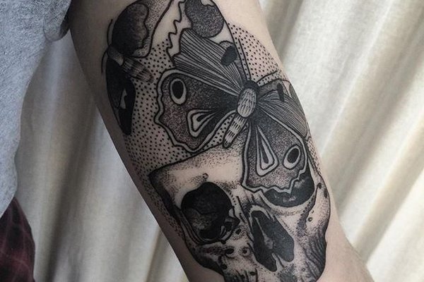 Tattoo im Gothic-Stil: Schmetterling mit knöchernem Totenkopf