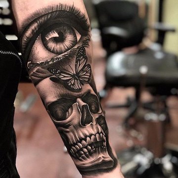 Abstraktes Tattoo: Totenkopf-Schmetterling mit Schatteneffekten