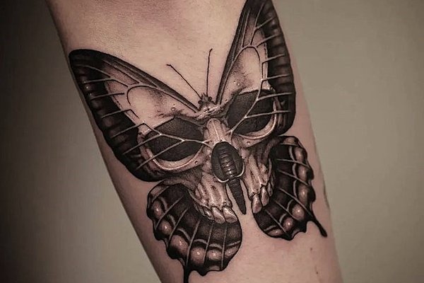 Tattoo-Design mit Schmetterlingsflügeln und Schädel in der Mitte