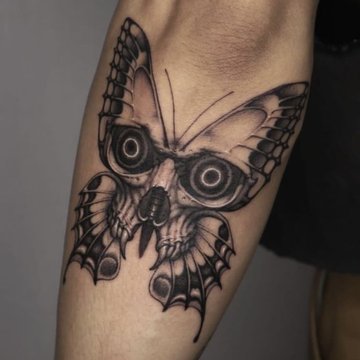 Abstraktes Tattoo: Totenkopf-Schmetterling mit Schatteneffekten