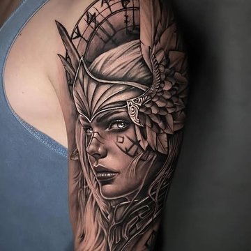 Abstraktes Schildmaid-Tattoo mit Runenkreis