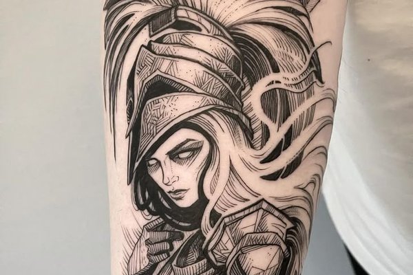 Geometrisches Schildmaid-Tattoo mit nordischen Symbolen