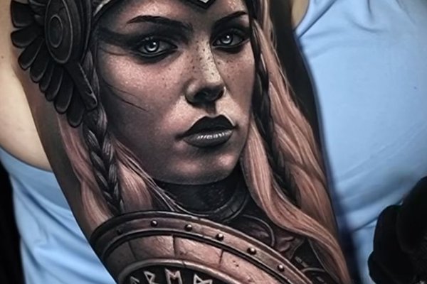 Schildmaid mit Helm und Speer – Tattoo auf dem Rücken
