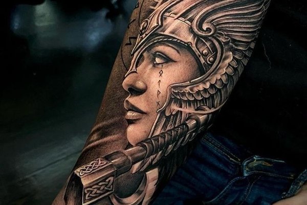 Tattoo einer kämpfenden Schildmaid mit Axt und Schild