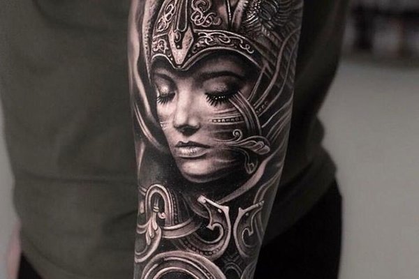 Schildmaid-Tattoo auf dem Oberarm mit Wikingerschwert