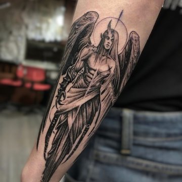 Tattoo mit Engelsflügel und Dämonenflügel
