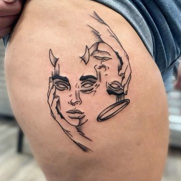 Schwarz-Weiß Tattoo mit Engels- und Teufelsmotiv