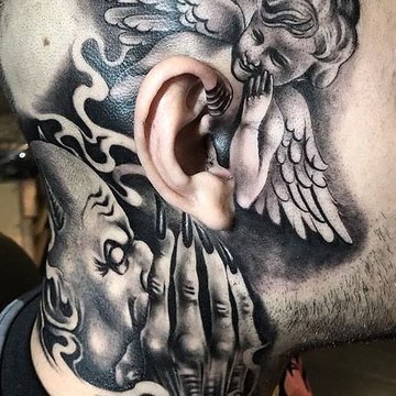 Engel vs. Teufel Tattoo auf dem Kopf.