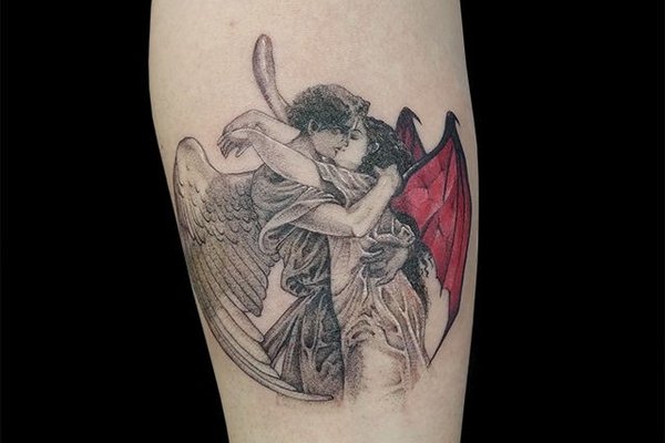 Heißes Tattoo: Engel umarmt Teufel