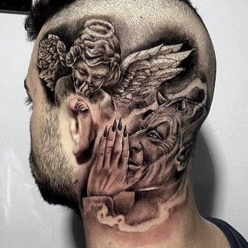 Engel vs. Teufel Tattoo auf dem Kopf.