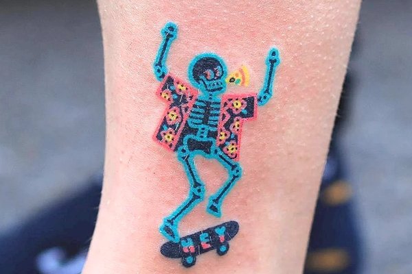 Ein Skelett auf dem Skateboard