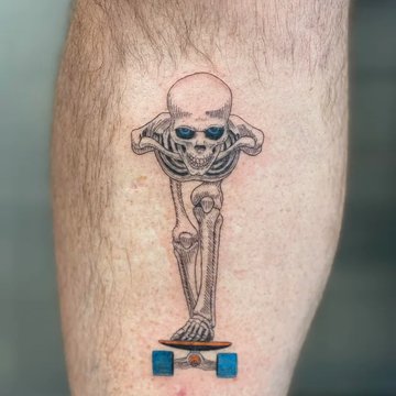 Ein Skelett auf dem Skateboard