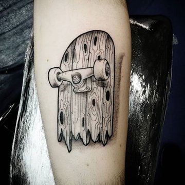 Tattoo eines zerbrochenen Skateboards